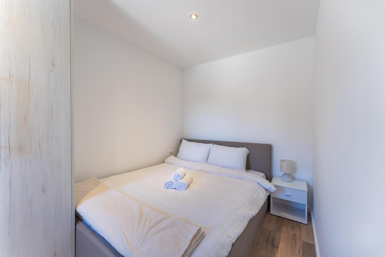 Bernie Apartments With A Pool ザダル エクステリア 写真