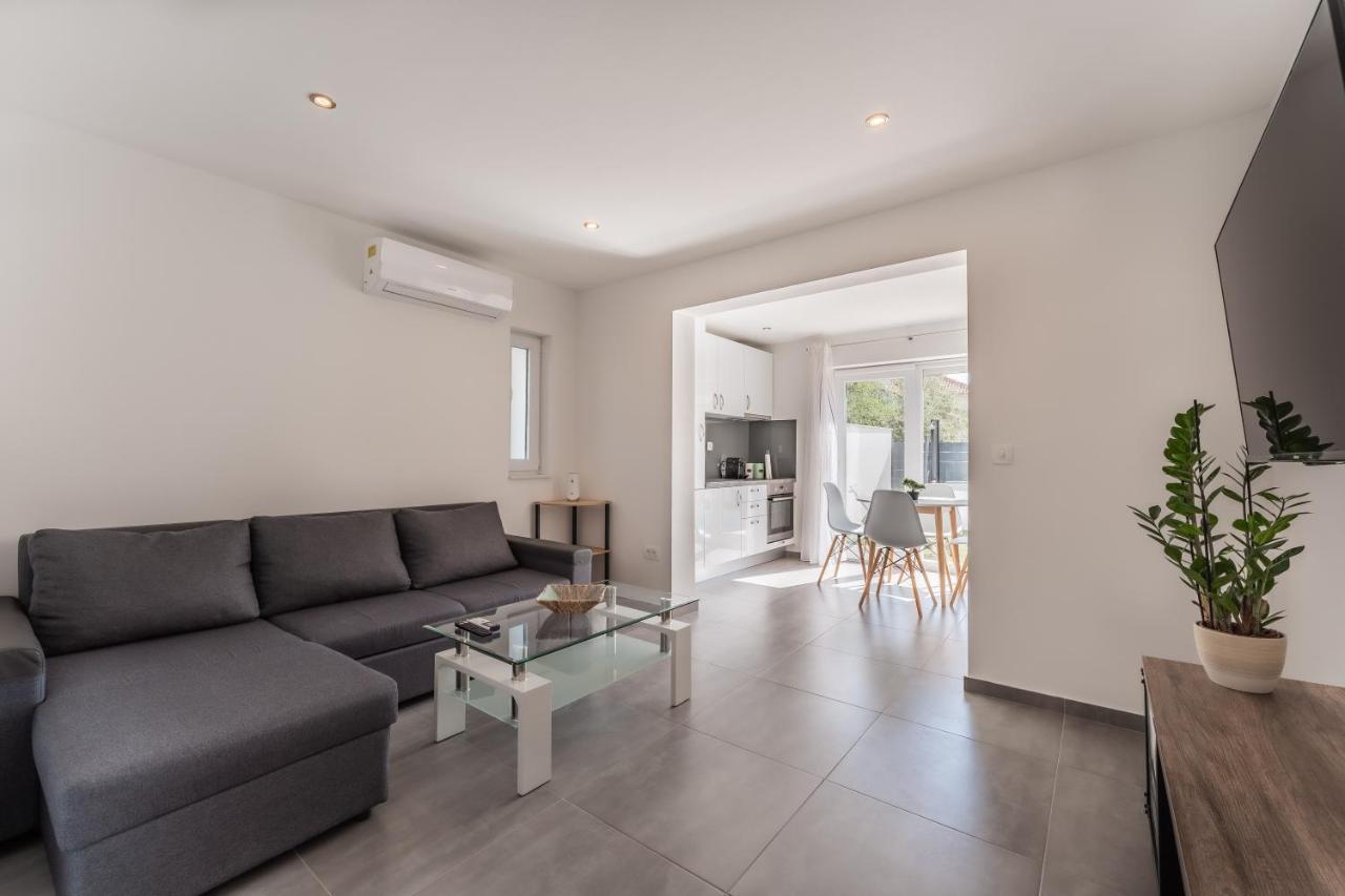 Bernie Apartments With A Pool ザダル エクステリア 写真