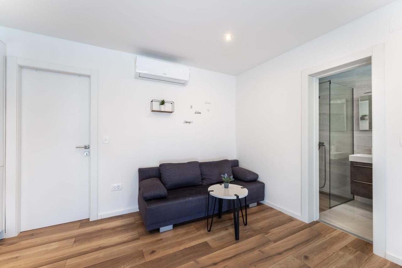 Bernie Apartments With A Pool ザダル エクステリア 写真