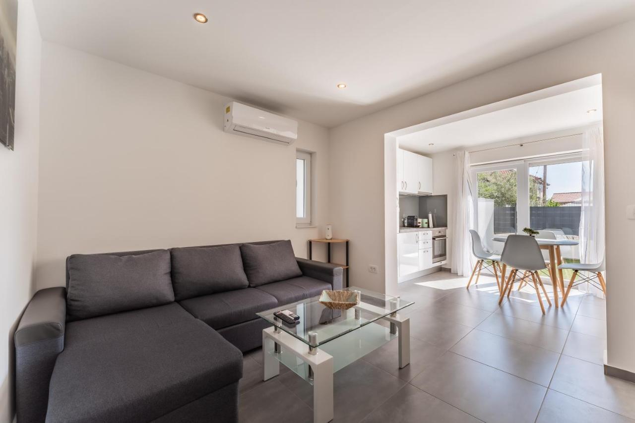 Bernie Apartments With A Pool ザダル エクステリア 写真