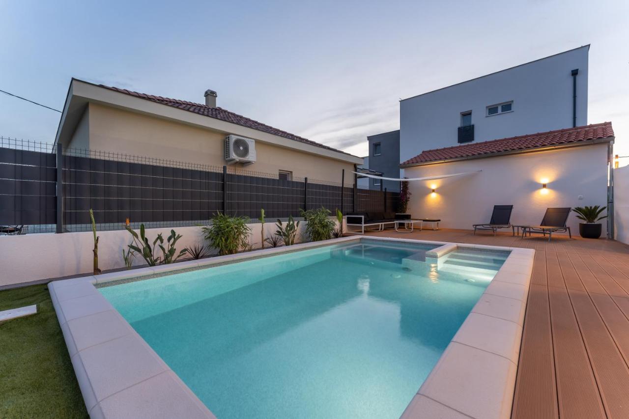 Bernie Apartments With A Pool ザダル エクステリア 写真