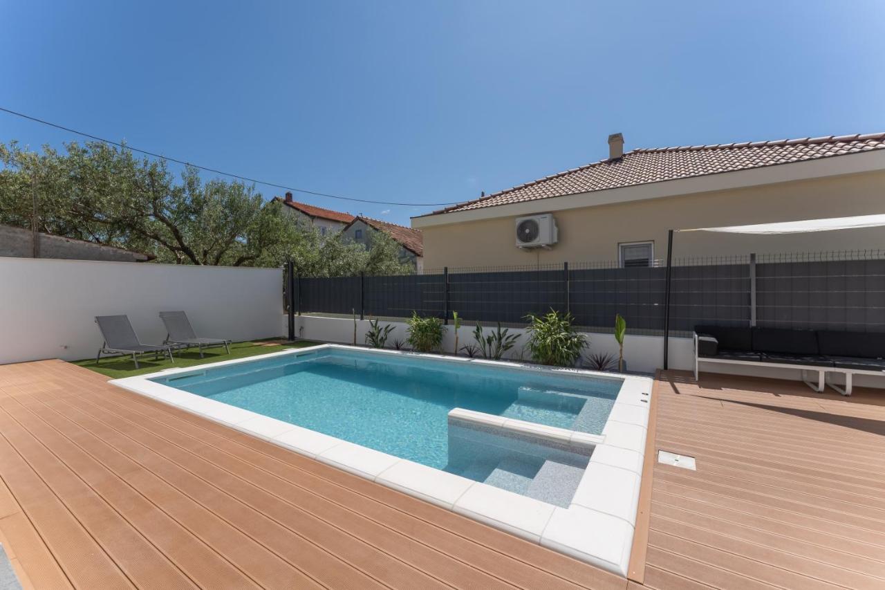 Bernie Apartments With A Pool ザダル エクステリア 写真
